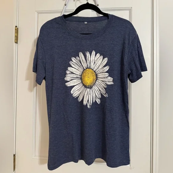 Daisy short sleeve T shirt very soft. Like new size L - Picture 1 of 6